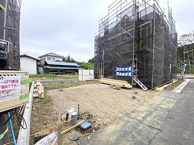 【前面道路含む現地写真】
住環境良好な人気の低層住居専用地域に立地しております。守られた環境は、お子様との暮らしにもおすすめです。