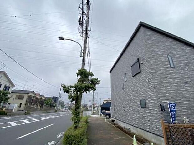 道幅の広い角地なので明るく開放感に溢れた好立地です!お車の出し入れもラクラク♪ご家族1人1人が部屋を持てるため、年頃のお子様がいるご家庭もプライバシーを確保することができます。