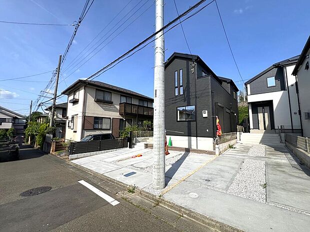【前面道路含む現地写真】広々とした前面道路で、運転が苦手な方も安心。ゆとりの駐車スペースが、家族の毎日をもっと快適に、もっと便利にしてくれます。