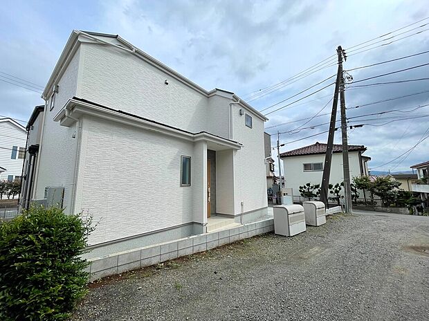 【現地外観写真】2号棟 飯田グループホールディングス唯一の販売専門会社のホームトレードセンターの社員が直接、当物件をご案内いたします。見学希望、資料請求等、お気軽にお問い合わせくださいませ♪
