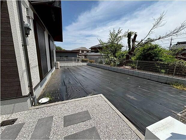 【庭】小さなお子さまの遊び場やちょっとしたプランターの家庭菜園などいろいろ楽しめそうですね♪