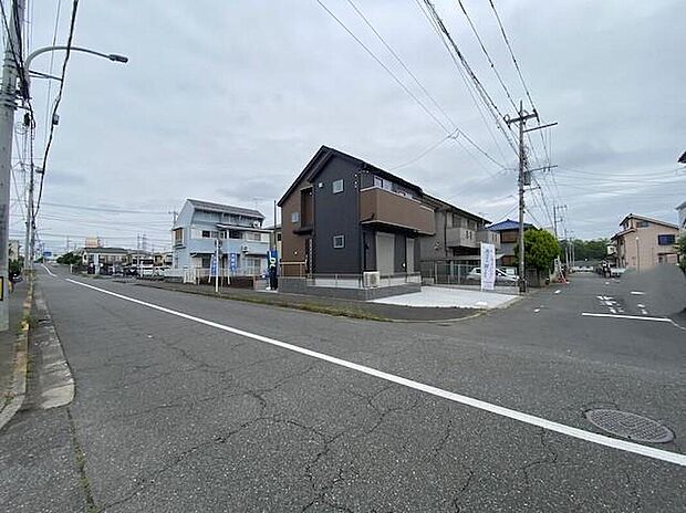 【前面道路含む現地写真】◆休日にご家族揃ってご見学はいかがでしょうか♪実際の現地を見てみると図面などではわからない、新たな発見もありますのでまずはお気軽にお問い合わせください！！