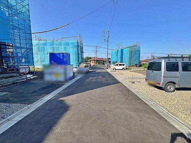 【前面道路含む現地写真】（７号棟前）
住環境良好な人気の低層住居専用地域に立地しております。守られた環境は、お子様との暮らしにもおすすめです。
