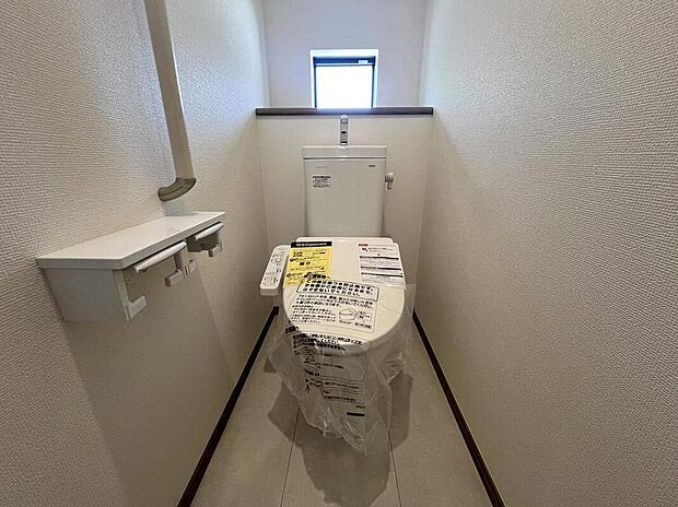 【トイレ】白を基調とした清潔感あふれるトイレは、お掃除がしやすい手洗い一体型のシャワートイレを採用。ペーパーホルダーやカウンターなど、細部までスタイリッシュに統一された心地よいプライベート空間です。