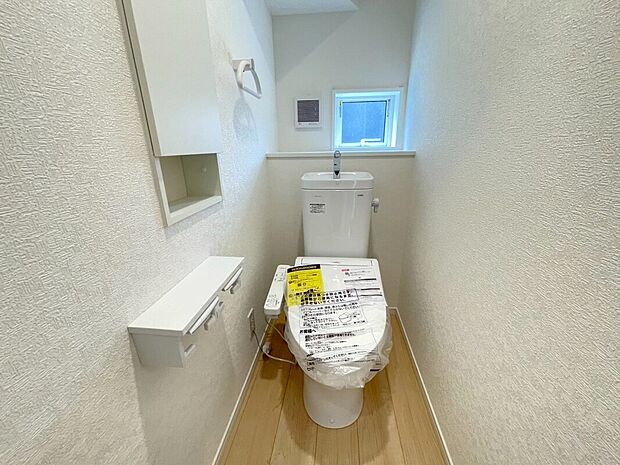 【トイレ】15号棟 住宅ローンに関してもお任せ下さい♪
〇頭金、自己資金無しでも購入できます
〇マイカーローン、カードローンを住宅ローンでおまとめ可
〇家具、家電、引っ越し費用も借入可
〇勤続年数1年未満可