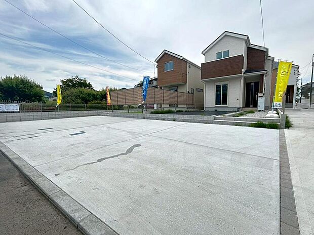 【前面道路含む現地写真】前面道路は4ｍ幅！コンビニまで徒歩6分、元木小学校まで徒歩12分と教育施設やお買い物施設も徒歩圏内で便利な住環境です。

