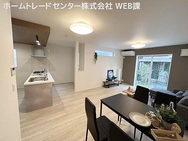 【リビング】◆友人や親戚が集まっても、窮屈さを感じさせない広々とした20.25帖のLDK。キッチンからリビング全体が見渡せる開放的な設計です。※家具付き販売ではございません
