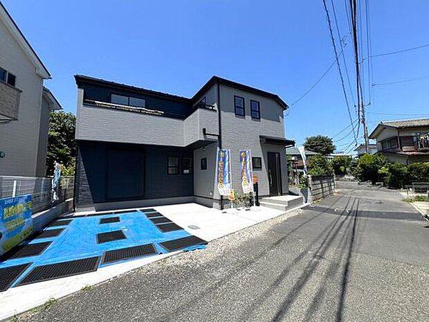 【前面道路含む現地写真】前面道路約4.0mに接道。駐車スペースは並列配置のため、お車の入れ替えをせずに利用できる便利な設計です。