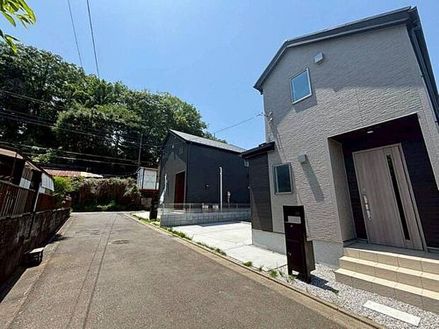 【前面道路含む現地写真】１号棟◆資料送付・ご見学即対応！建物完成しておりますので、室内ご内覧いただけます♪ご不明点等、スタッフがしっかりと説明させていただきますので、安心して現地をご覧ください♪

