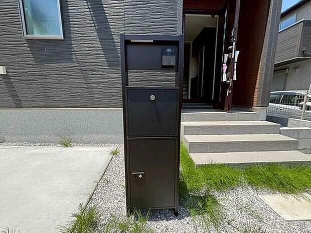 【玄関】２号棟◆外出中でも荷物の受け取りができる宅配ボックスを設置。再配達の手間を減らし、忙しい毎日の暮らしを快適にサポートします。