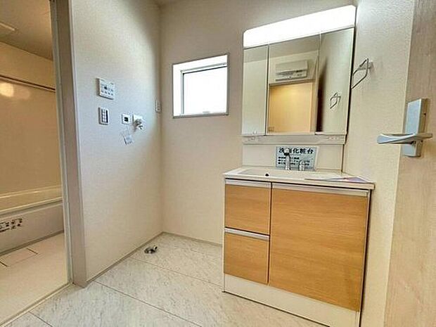 【1号棟洗面台・洗面所】洗面用品や化粧品をすっきり収納できる洗面化粧台を採用。散らかりがちな洗面まわりをきれいに保てます。