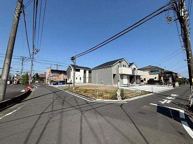 【前面道路含む現地写真】お子様をのびのび育てられる閑静な住宅地。穏やかな光と風が入る開放感のある立地で、毎日気持ちよく暮らせます。ぜひ現地でご体感ください！