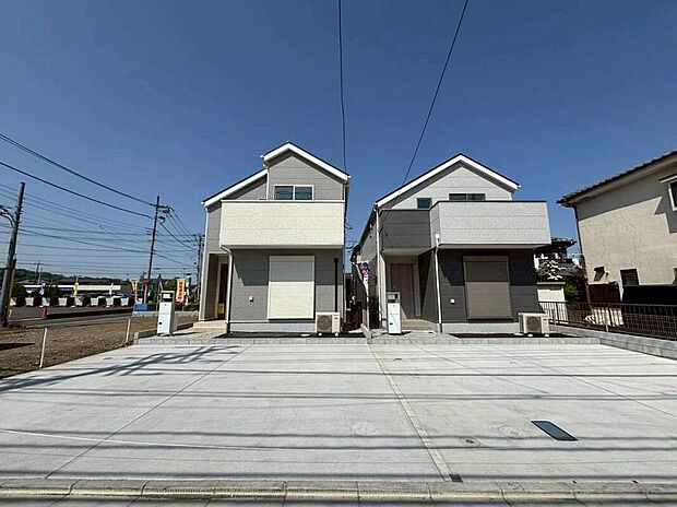 【駐車場】駐車スペースは広々としており、来客用や駐輪場、お子様の遊びスペースとして等、多目的にお使いいただけます。