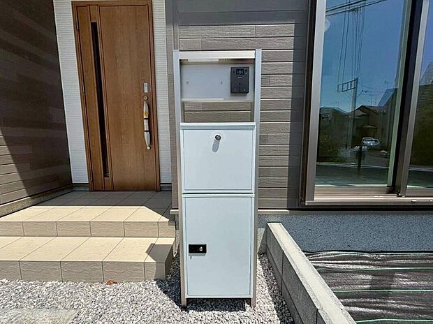 【玄関】宅配ボックス付きなので、不在時にもお荷物を受け取ることができます！
