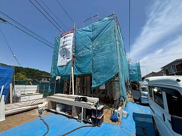 【現地外観写真】各方面から光と風をたっぷりと取り込める邸宅。カースペースは2台分を確保。ご夫婦それぞれ車を所有できるほか、急な来客時にも対応可能です。またお子様の自転車なども停められるゆとりあるスペースです◎