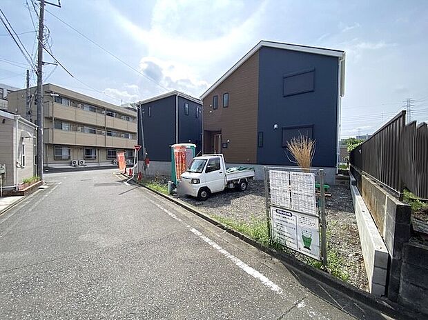 【前面道路含む現地写真】住人以外の車の進入も少なく、小さなお子様を持つご家庭にも安心。カースペースを広く確保したので、愛車のお手入れもしやすくなっております。資料送付・ご見学即対応！お気軽にお問い合わせください♪