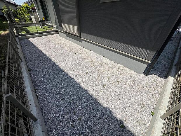 【庭】住みながらお庭を持つ。そんな贅沢が実現する戸建。日当たりも良く、家庭菜園や植栽を育てるのに適したお庭はこれからの生活に緑という癒しを与えてくれます。