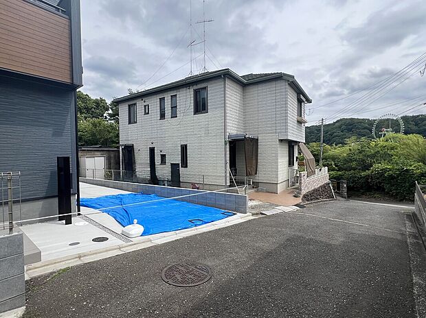 【現地外観写真】小学校やスーパーまで近く、暮らしやすい環境です♪落ち着いた雰囲気のグレーを基調とした外観は、スタイリッシュでお洒落。採光良好且つ、風通しも良く、快適に暮らせるお住まいです。