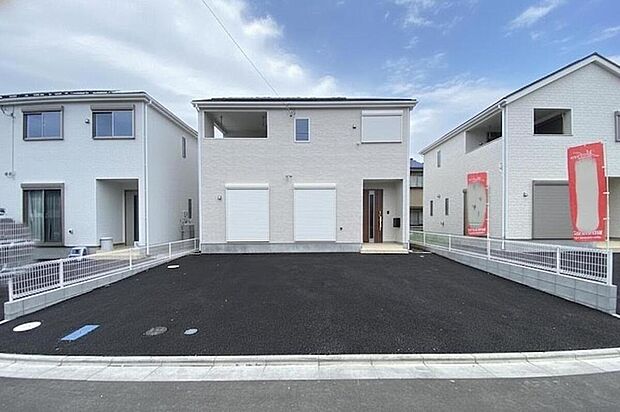 【前面道路含む現地写真】住人以外の車の進入も少なく、小さなお子様を持つご家庭にも安心。カースペースを広く確保したので、愛車のお手入れもしやすくなっております。資料送付・ご見学即対応！お気軽にお問い合わせください！