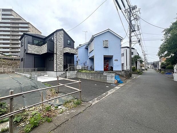 【前面道路含む現地写真】資料送付・ご見学即対応！建物完成しておりますので、室内ご内覧いただけます♪ご不明点等、スタッフがしっかりと説明させていただきますので、安心して現地をご覧ください♪