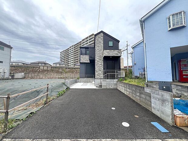 【前面道路含む現地写真】休日にご家族揃ってご見学はいかがでしょうか♪実際の現地を見てみると図面などではわからない、新たな発見もありますのでまずはお気軽にお問い合わせください♪