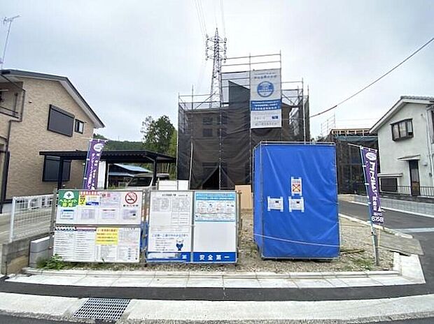 【現地外観写真】穏やかな空気の流れる落ち着いた住環境です。ぜひ、現地へ足をお運びいただき実際の環境・陽当たりをご確認下さいませ！