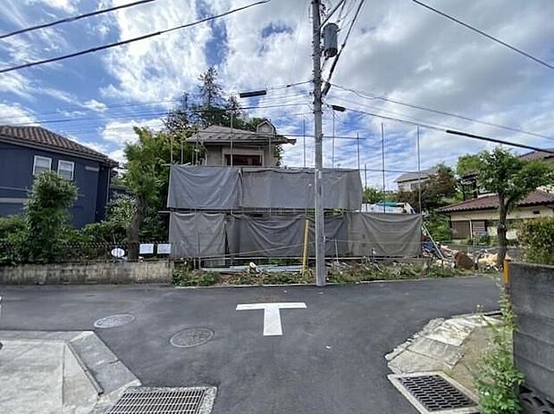 【前面道路含む現地写真】※取り壊し中※
カースペース2台分（車種による）ございますので、通勤で車をお使いの方にもオススメ◎