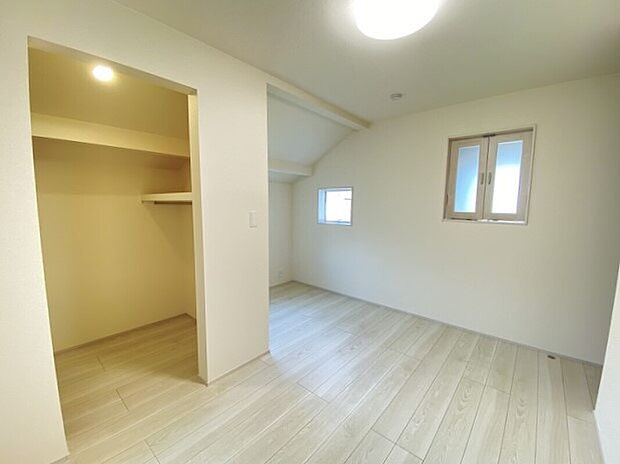 【リビング以外の居室】2号棟☆たっぷり収納出来るクローゼット付のお部屋は、シンプルで使い勝手のいい間取りです。
