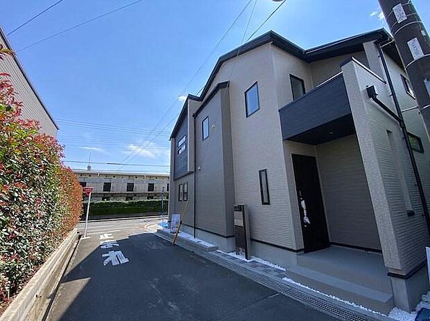 【前面道路含む現地写真】休日にご家族揃ってご見学はいかがでしょうか♪実際の現地を見てみると図面などではわからない、新たな発見もありますのでまずはお気軽にお問い合わせください♪

