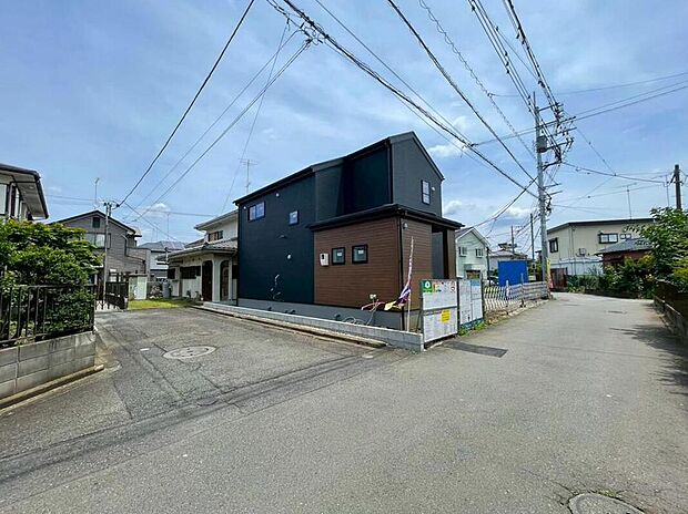 【前面道路含む現地写真】一戸建ての大きなメリットは、「自分の土地」を自由に使えること。好きなペットが飼えるほか、ガーデニングやＤＩＹ、車やバイクの手入れなど様々な趣味を楽しめます♪