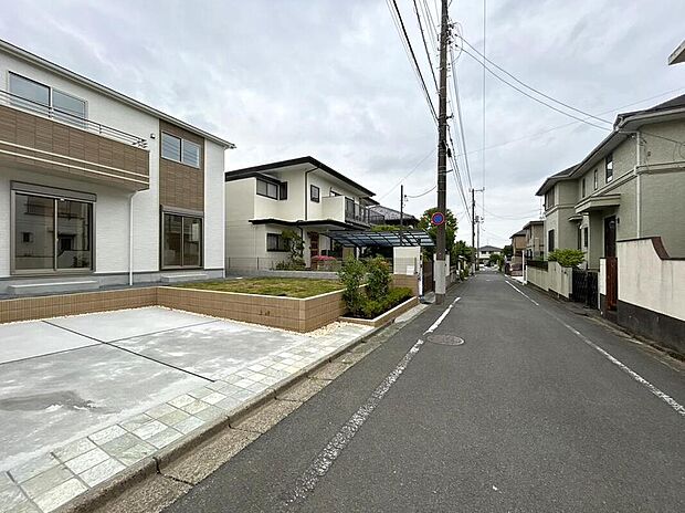 【前面道路含む現地写真】一戸建ての大きなメリットは、「自分の土地」を自由に使えること。好きなペットが飼えるほか、ガーデニングやＤＩＹ、車やバイクの手入れなど様々な趣味を楽しめます♪