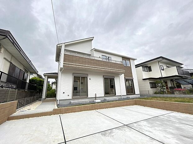 【現地外観写真】休日にご家族揃ってご見学はいかがでしょうか♪実際の現地を見てみると図面などではわからない、新たな発見もありますのでまずはお気軽にお問い合わせください♪
