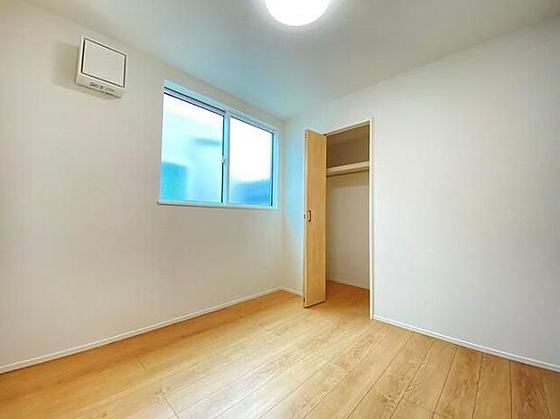 【リビング以外の居室】お部屋の中にしっかり収納を確保しているため、荷物が外に溢れず、いつもすっきりとした清潔感のある空間を保つことができます。