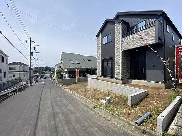【前面道路含む現地写真】前面道路約6mで、お車の出し入れもスムーズです。