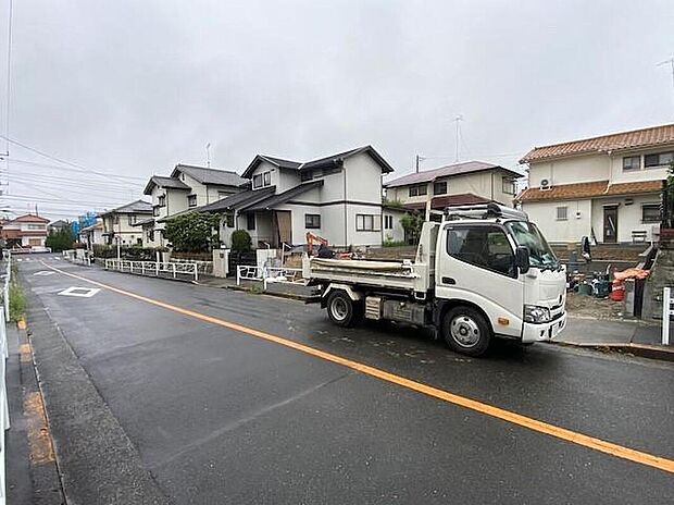 【前面道路含む現地写真】広々とした前面道路で、運転が苦手な方も安心。車のすれ違いや駐車・出庫もスムーズで、日々の移動が快適です。