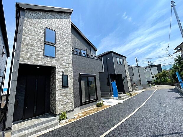 【現地外観写真】(2号棟)住宅ローンに関してもお任せ下さい♪
〇頭金、自己資金無しでも購入できます
〇マイカーローン、カードローンを住宅ローンでおまとめ可
〇家具、家電、引っ越し費用も借入可
〇勤続年数1年未満可