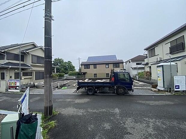 【現地外観写真】一戸建ての大きなメリットは、「自分の土地」を自由に使えること。好きなペットが飼えるほか、ガーデニングやＤＩＹ、車やバイクの手入れなど様々な趣味を楽しめます♪
