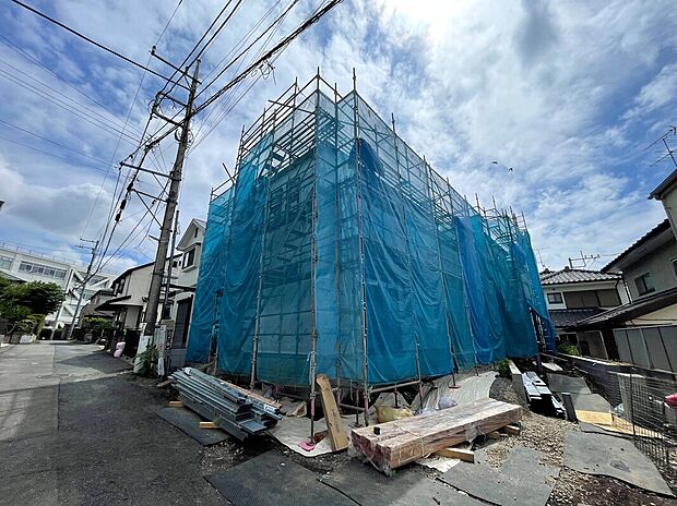 【前面道路含む現地写真】1号棟 2号棟 飯田グループホールディングス唯一の販売専門会社のホームトレードセンターの社員が直接、当物件をご案内いたします。見学希望、資料請求等、お気軽にお問い合わせくださいませ♪