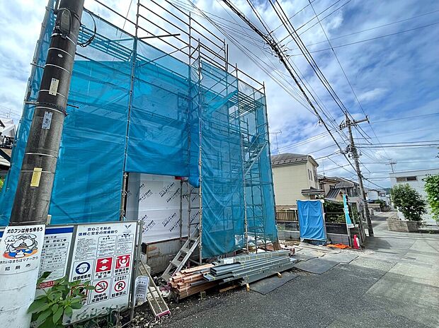 【前面道路含む現地写真】1号棟 静かな生活道路に面した、安心の住まい。車の往来が少なく、小さなお子さまがいるご家族にも優しい、穏やかな環境が整っています。
