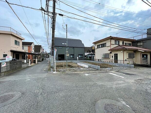 【前面道路含む現地写真】カースペース2台分ございますので、家族分の自転車を駐輪したり、来客用の駐車スペースとしてもお使いいただけます。
現地をご覧いただきながら、住まいの夢をお聞かせください。
