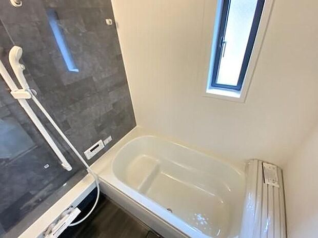 【浴室】採光・通気を兼ね備えた窓から光と風を取り込む、清潔感溢れる浴室。1坪タイプのバスルームを採用しおひとりはもちろん、ご家族で入浴してもゆったり使える快適な空間です。