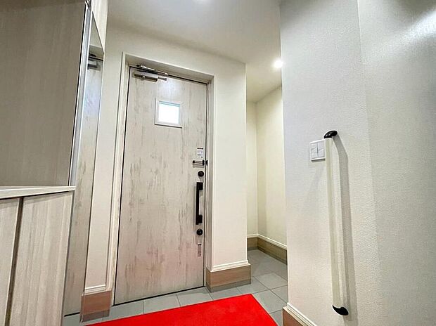 【玄関】☆2号棟☆お家に出会う人々を迎える玄関だからこそ、広々清潔感あふれる空間にしたいものです。豊富な収納で常にきれいな玄関をキープできそうですね♪