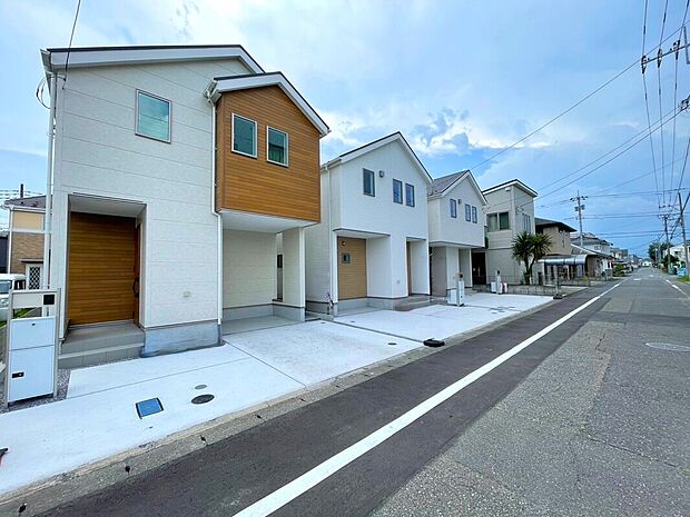【現地外観写真】☆3号棟☆一戸建ての大きなメリットは、「自分の土地」を自由に使えること。好きなペットが飼えるほか、ガーデニングやＤＩＹ、車やバイクの手入れなど様々な趣味を楽しめます♪