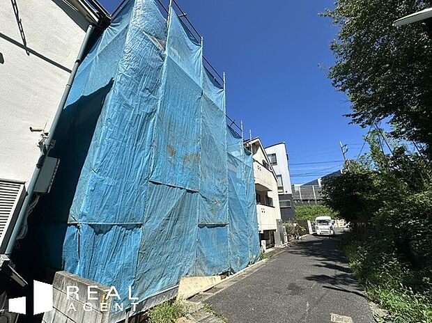 【現地外観】北西道路接道に加え、南東側も区の管理道路で日当たり、通風良好の快適な現地です。下北沢で手に入れる緑豊か、寛ぎの住まい。