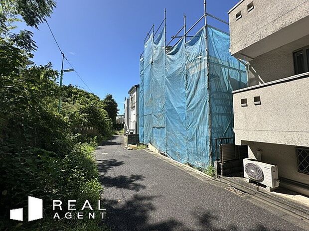 【現地前面道路】不動産をご購入する上で道路付けはとても重要です。方位も大切ですが、建築基準法上のどの様な道路なのか、しっかりとご説明をさせて頂きます。