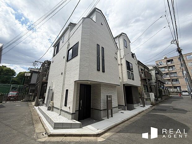 【現地外観写真】小学校・中学校が徒歩約7分で、お子様のお帰りも安心です。