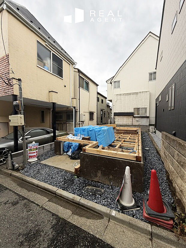 【現地外観】2LDKの新築3階建てが誕生します。早くおうちに帰りたくなる、そんな住まいを手に入れませんか？リアルエージェントに是非、サポートさせてください。