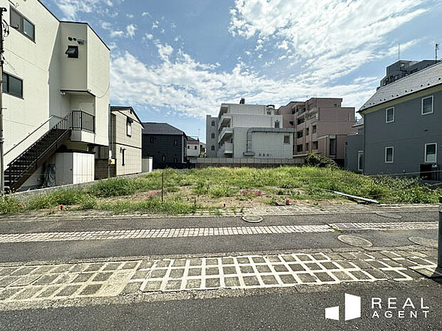 【現地外観】小学校、中学校、公園が徒歩約4分でお子様のお帰りも安心、のびのび暮らせる住環境です。