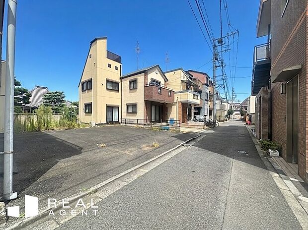 【現地前面道路】車通りの少ない閑静な住宅街。陽当りや周辺環境、駅までの道のり等実際にご覧ください。