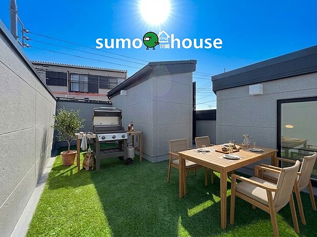 青空の下でBBQも楽しめるルーフバルコニー!家族で憩う贅沢なプライベート空間。(本画像はCGで作成しており、実際に現地に家具・家電はおかれておりません。また価格に家具・家電は含まれておりません)